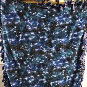 Blanket- twist tie 'galaxy' with solid lilac on reverse